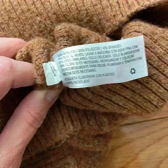 Universal thread mock turtleneck Size small - Picture 5 of 6